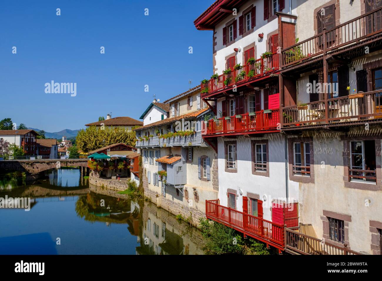 Frankreich, Pyrenäen-Atlantiques, Saint-Jean-Pied-de-Port, Balkone von Häusern, die entlang des Nive-Kanals stehen Stockfoto