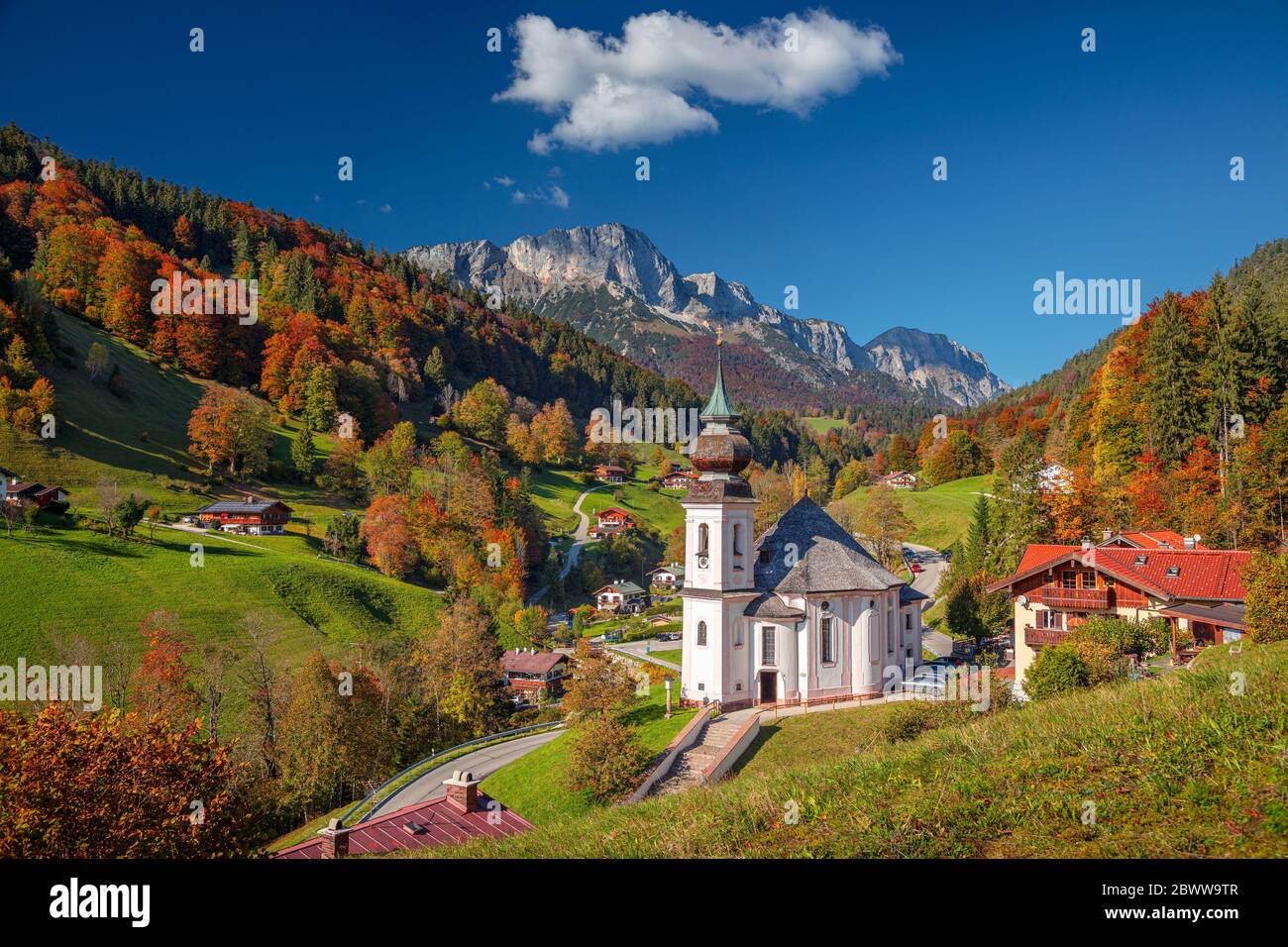 Herbst in den Alpen. Bild der Bayerischen Alpen mit Maria-Gern-Kirche an schönen Herbsttag. Stockfoto