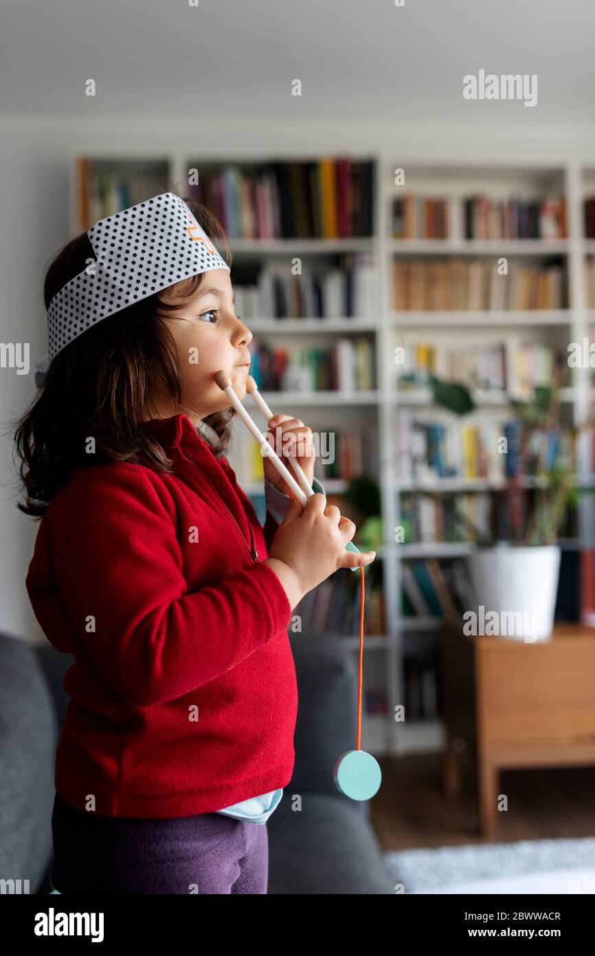 Mädchen spielt mit Stethoskop Stockfoto