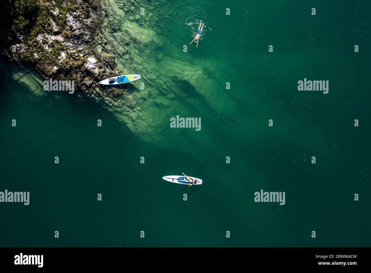 Deutschland, Bayern, Luftaufnahme zweier Paddelfahrer, die am grünen Walchensee entspannen Stockfoto