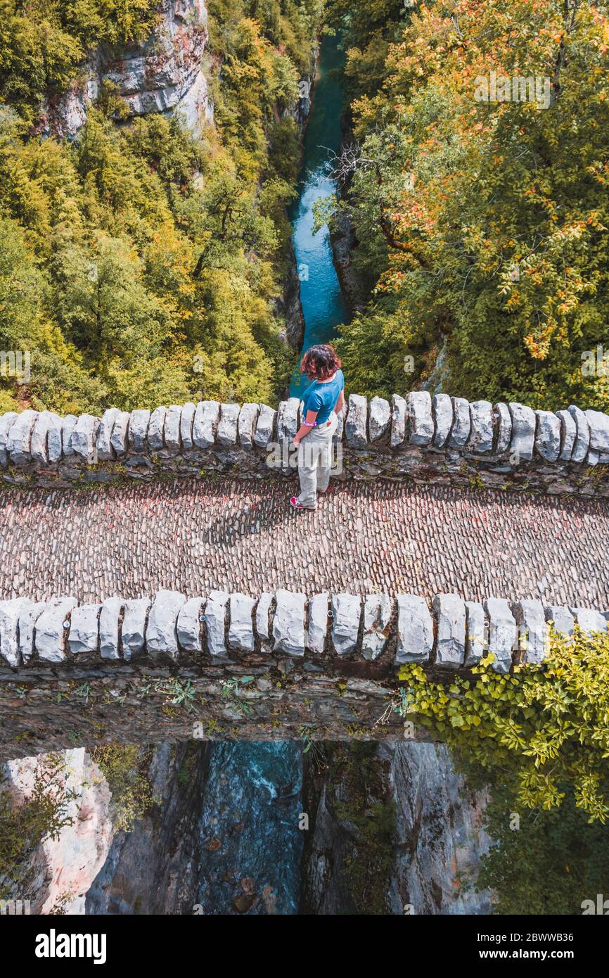 Spanien, Provinz Huesca, Luftaufnahme einer jungen Frau, die auf einer Steinbrücke steht Stockfoto