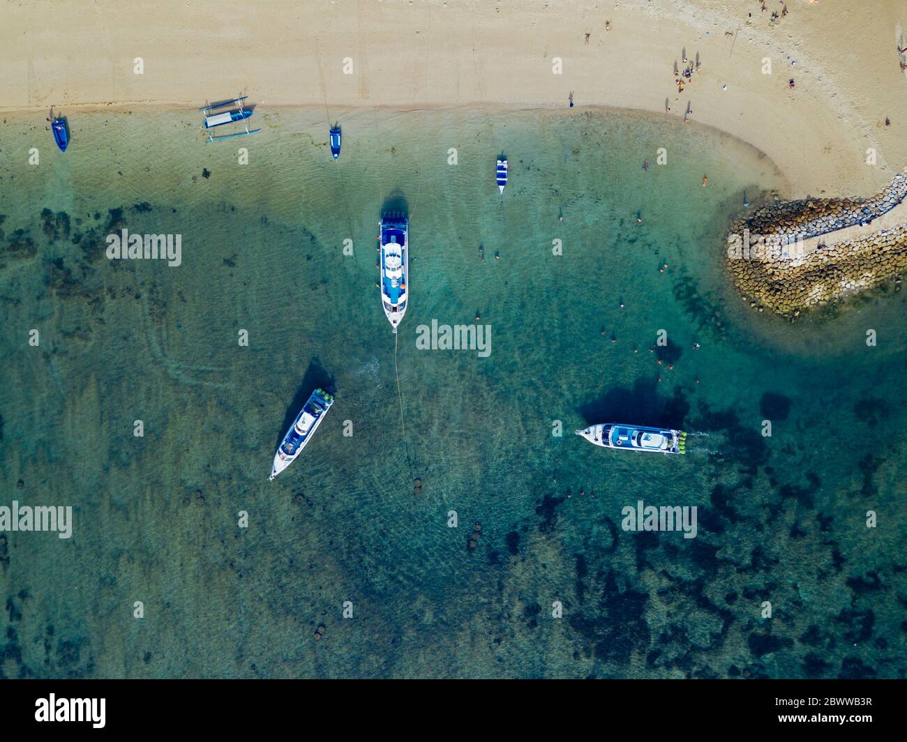 Indonesien, Bali, Sanur, Luftansicht der Boote, die vor dem sandigen Küstenstrand festgemacht sind Stockfoto