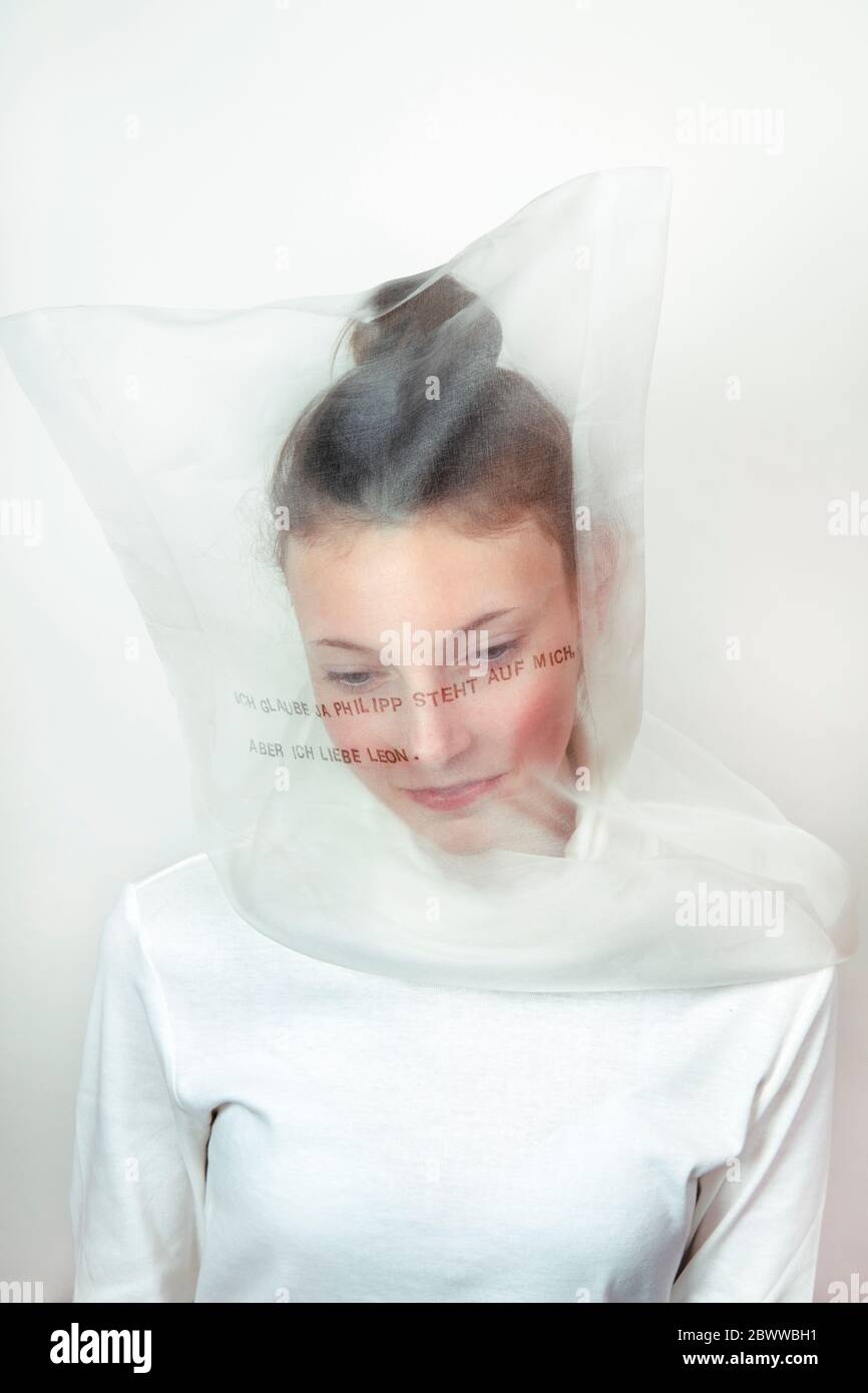 Portrait von Teenager-Mädchen tragen transparente Maske mit Gedanken Stockfoto
