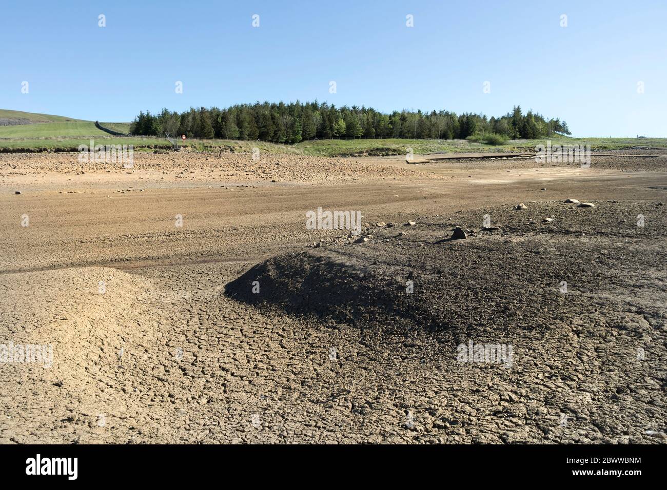 Der niedrige Wasserstand am Selset Reservoir nach dem trockensten Mai, der je aufgezeichnet wurde, und die Reparaturarbeiten im Talboden ließen den Boden vertrockneten und rissig werden, Lunedale Stockfoto