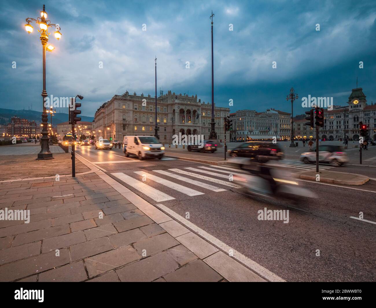 Italien, Provinz Triest, Triest, Verkehr auf der Piazza dellUnita dItalia in der Abenddämmerung Stockfoto Italien, Provinz Triest, Triest, Verkehr auf der Piazza dellUnita dItalia in der Abenddämmerung Stockfoto