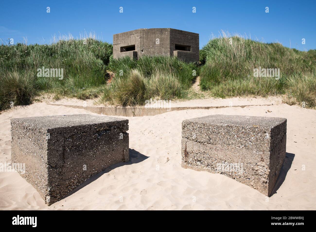 Eine befestigte britische Armee-Kiste auf der Ostschicht des Vereinigten Königreichs am Strand Fraisthorpe in der Nähe von Bridlington, Yorkshire, die während des Zweiten Weltkriegs verwendet wurden, um zu def Stockfoto