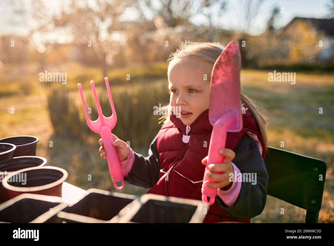 Portrait von Mädchen halten Gartengeräte Stockfoto