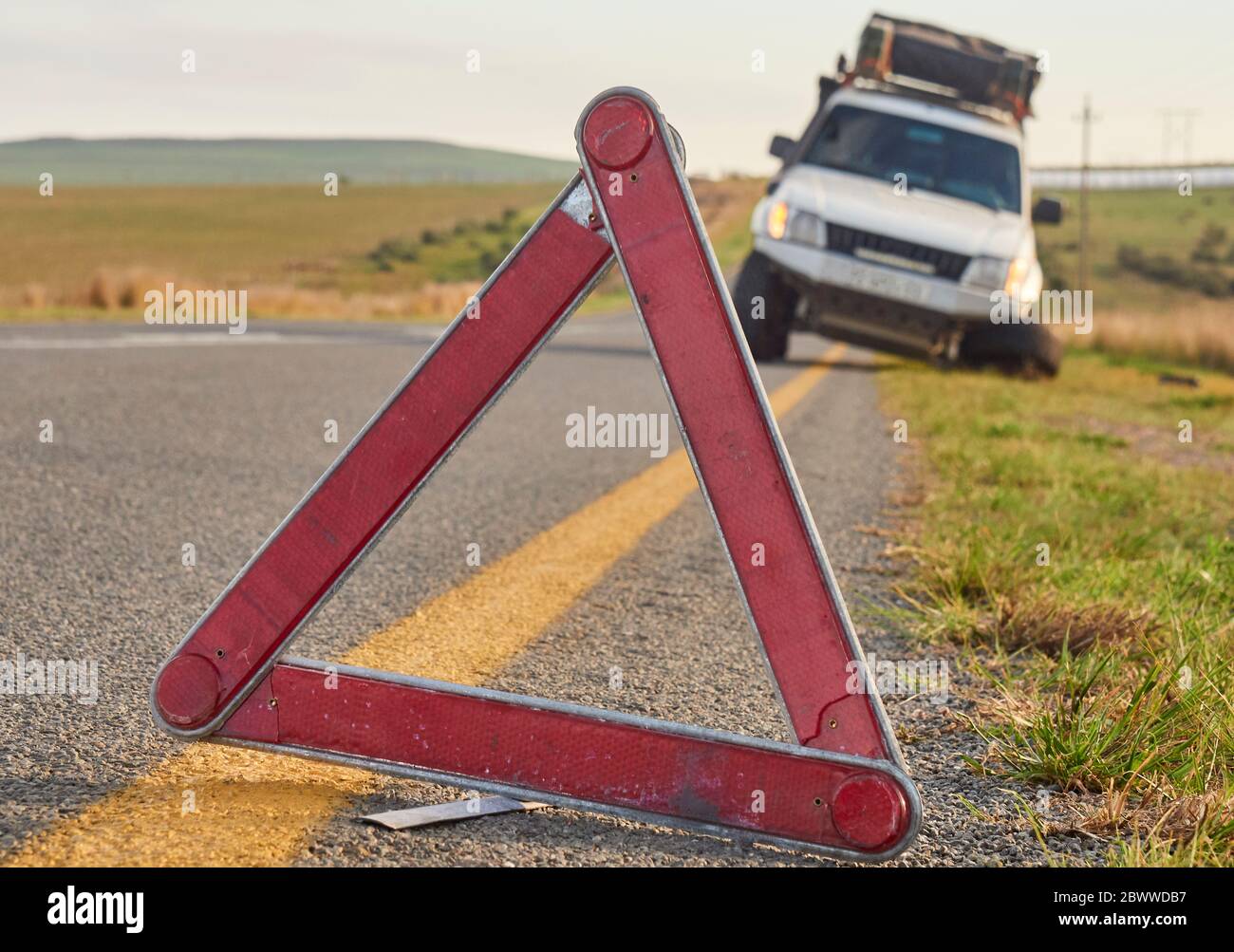 Sicherheitsdreieck Warnung vor einem Autounfall auf der Seite der Straße, Südafrika Stockfoto