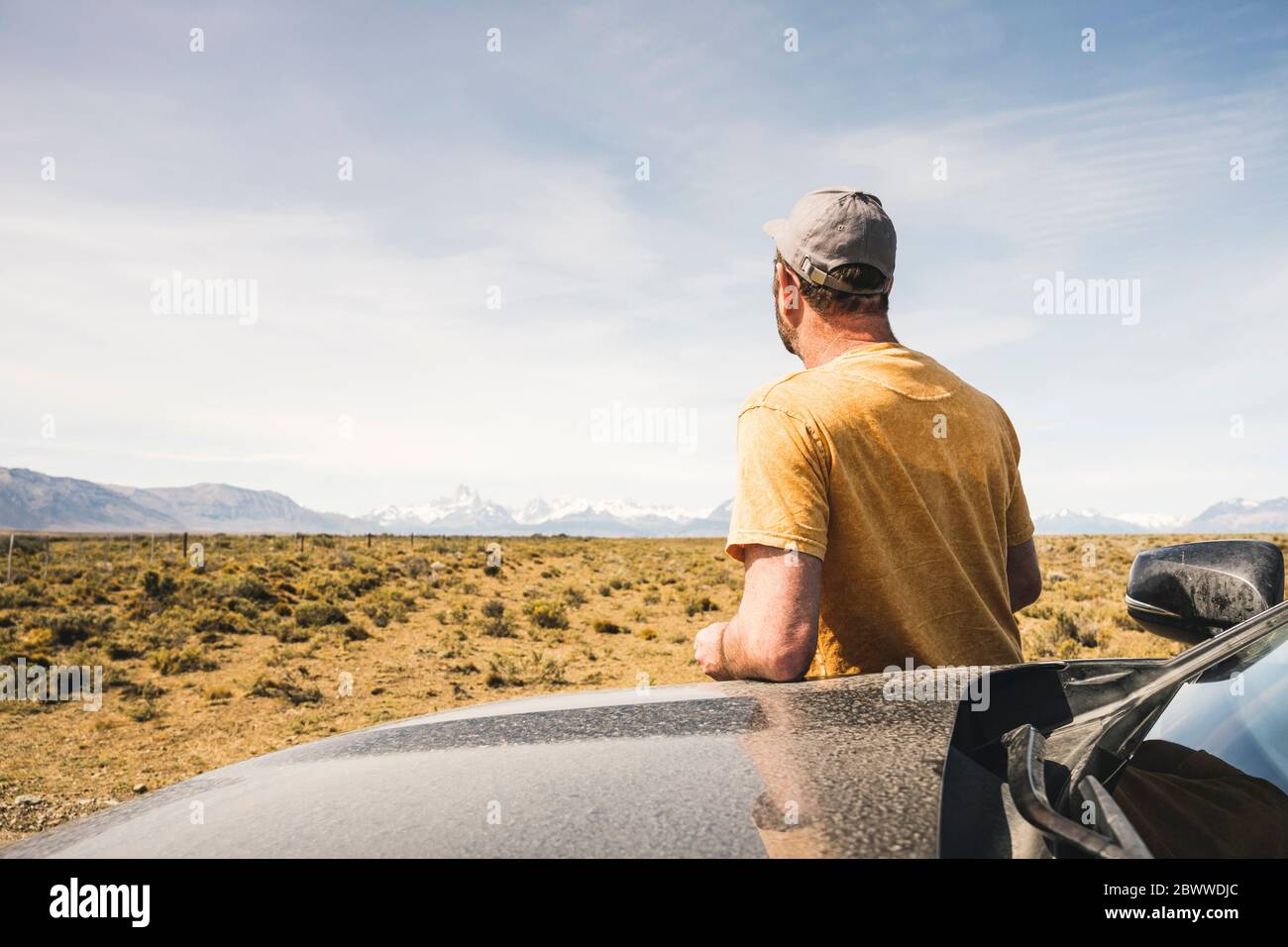 Rückansicht des Menschen am Auto in abgelegener Landschaft in Patagonien, Argentinien Stockfoto