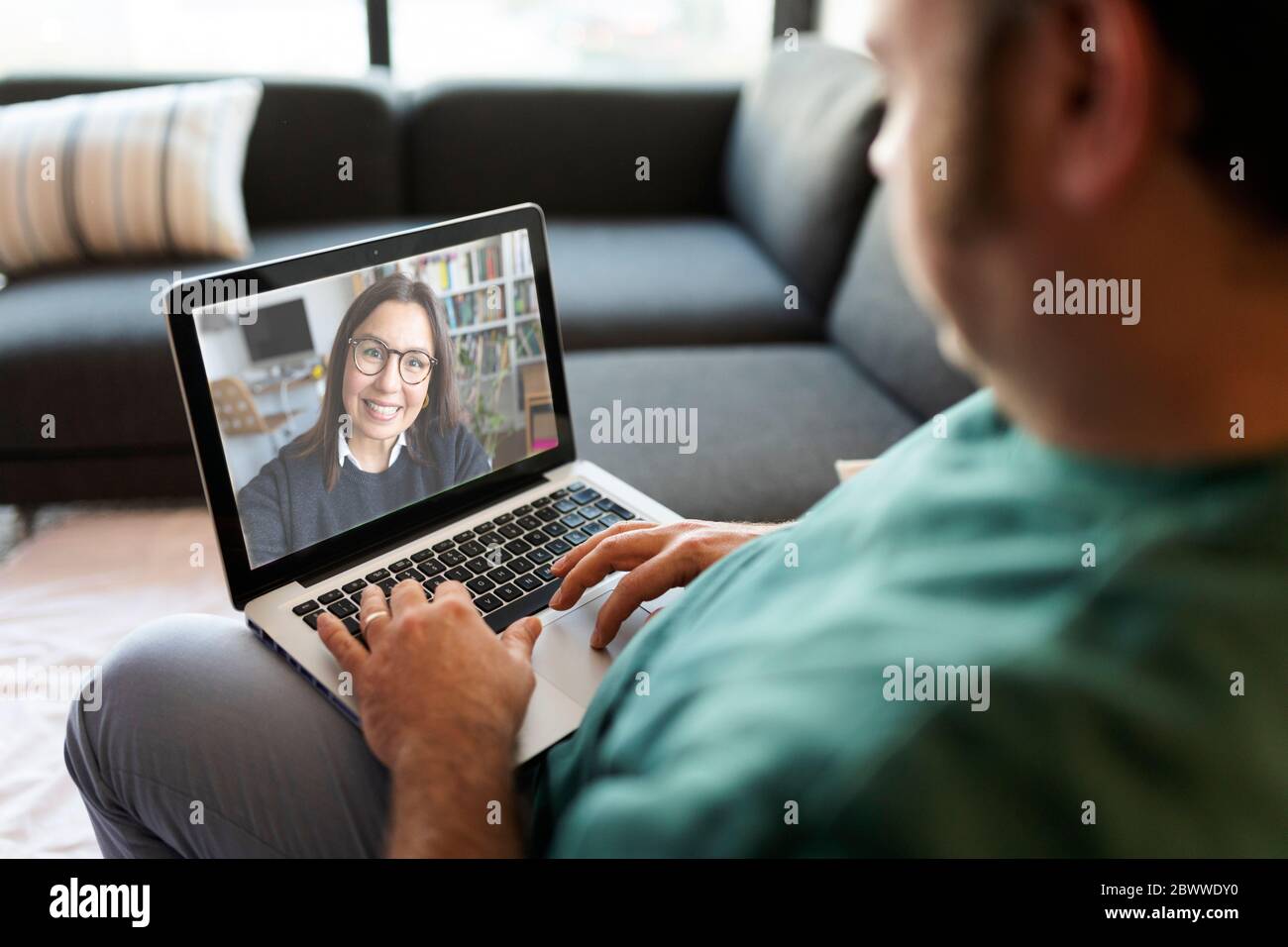 Mann, der zu Hause einen Laptop für Video-Chat verwendet Stockfoto