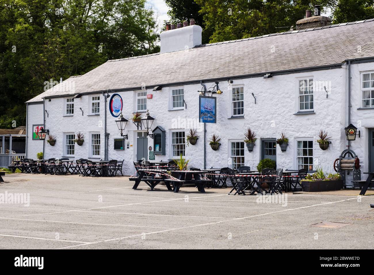 Der Ship Inn Pub ist geschlossen mit Tischen im Freien und Sitzplätzen, die für die neue Covid-19-Sperrregelung der walisischen Regierung im Juni 2020 abgeklebt wurden. Anglesey Wales, Großbritannien Stockfoto