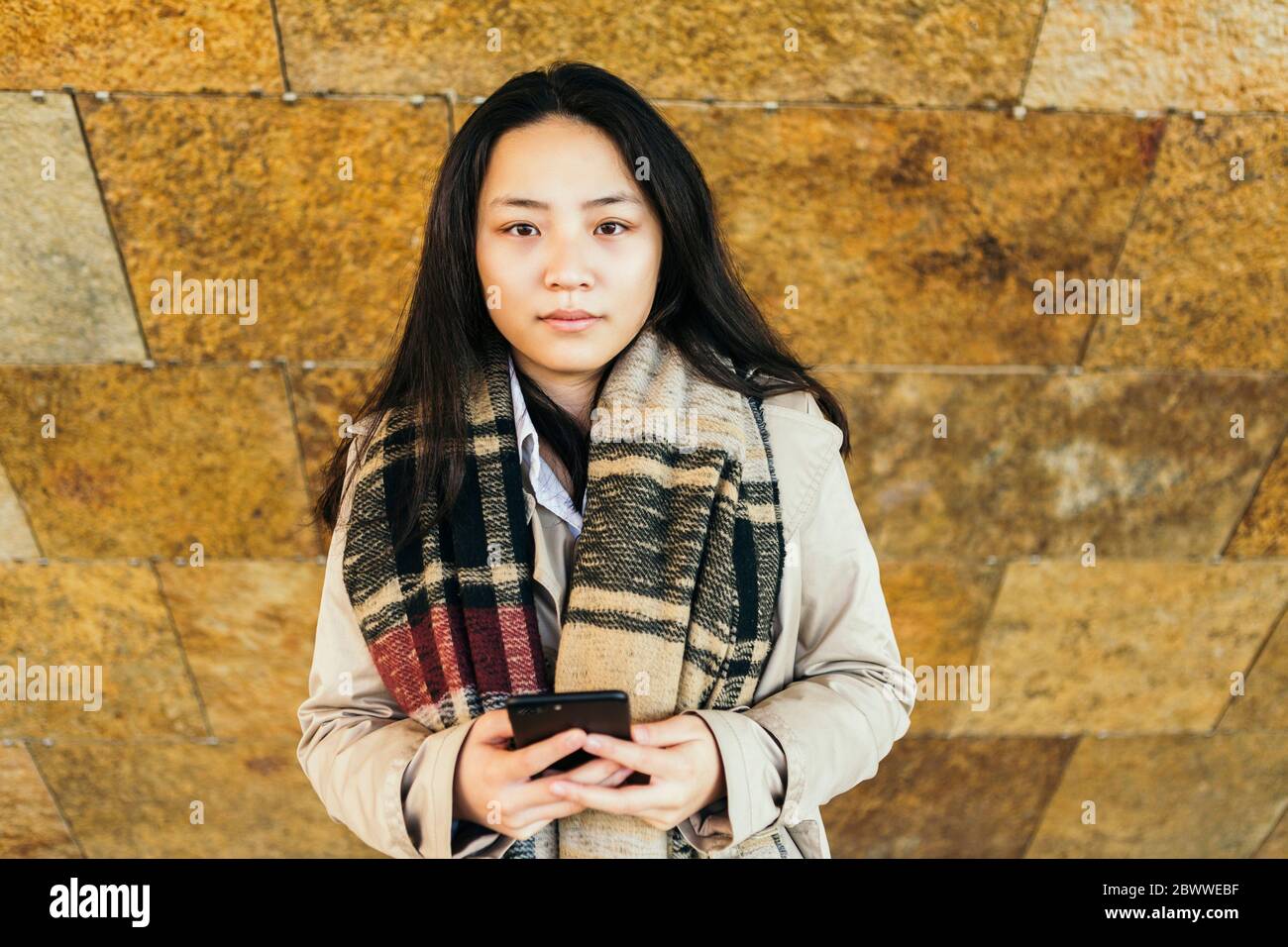 Porträt einer ernsthaften jungen Geschäftsfrau mit Smartphone Stockfoto