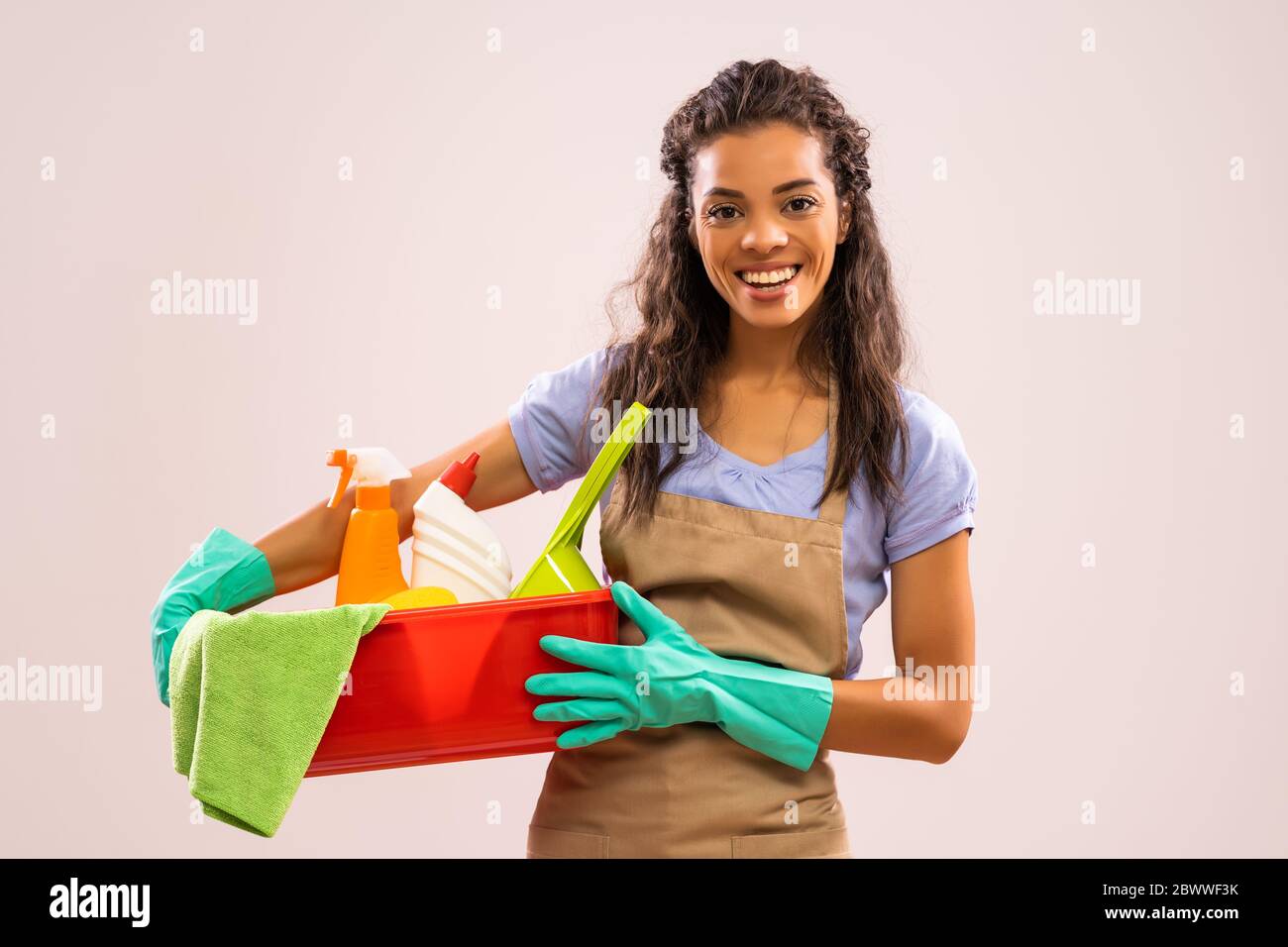 Porträt der afroamerikanischen Hausfrau, die bereit für die Hausarbeit ist. Stockfoto