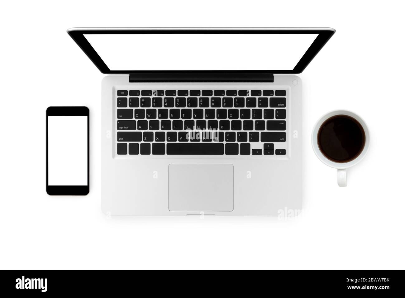 Laptop, Smartphone und Tasse Kaffee sind auf weißem Hintergrund isoliert. Draufsicht, flaches Lay. Stockfoto