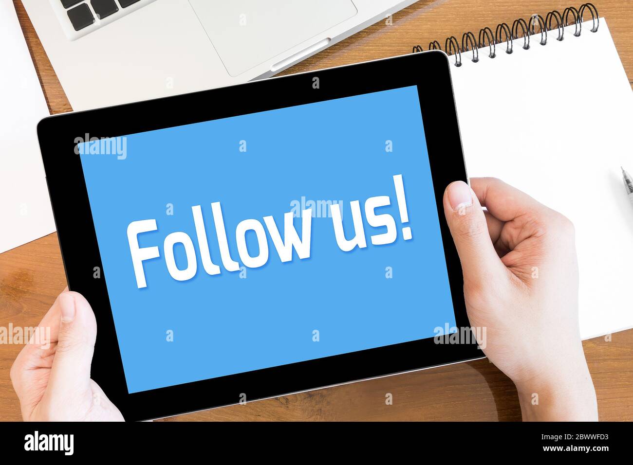 Mann hält Tablet mit Display Folgen Sie uns Text auf dem Bildschirm. Konzept des sozialen Netzwerks. Stockfoto