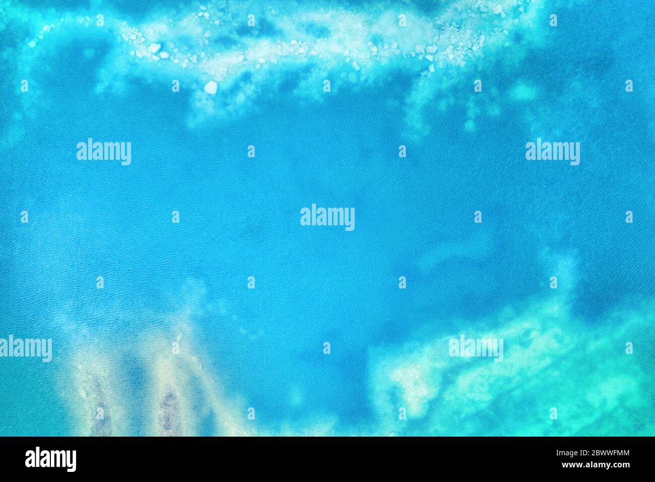Klare türkisfarbene flache Wasseroberfläche mit sichtbarem Boden. Luftaufnahme von oben für Textur und Hintergrund Stockfoto