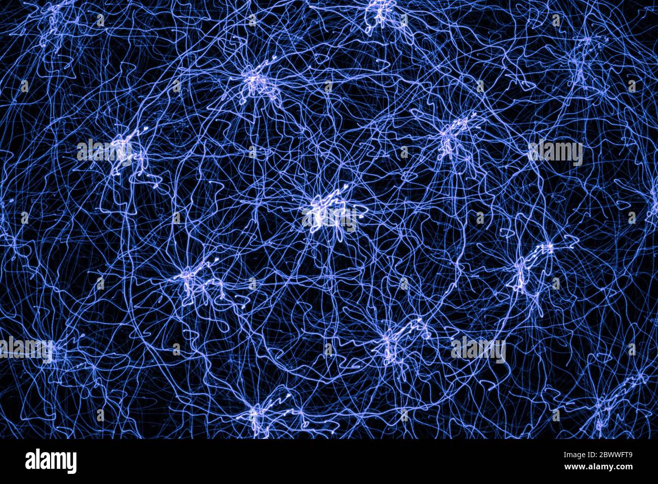 Blaues Laserlicht trailes im Dunkeln. Abstrakte Textur und Hintergrund Stockfoto