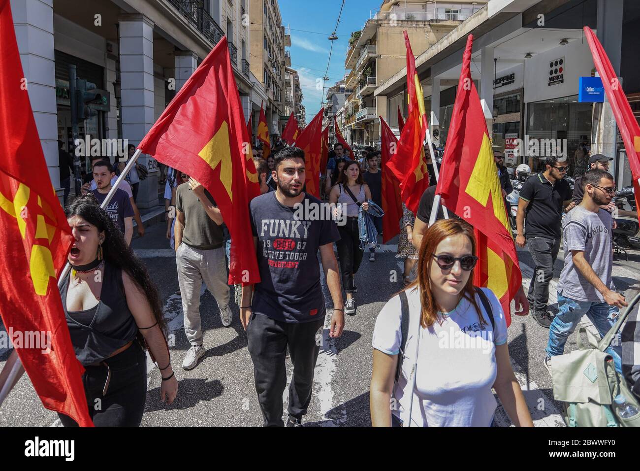 Patras, Griechenland. Juni 2020. Während der George Floyd Proteste werden kommunistische Jugendliche Griechenlands mit kommunistischen Fahnen gesehen. Die Kommunistische Jugend Griechenlands geht auf die Straße, um gegen den Tod von George Floyd zu protestieren. Quelle: SOPA Images Limited/Alamy Live News Stockfoto