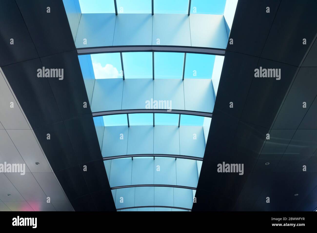Glasdach im Flur mit White Cloud und Blue Sky. Stockfoto