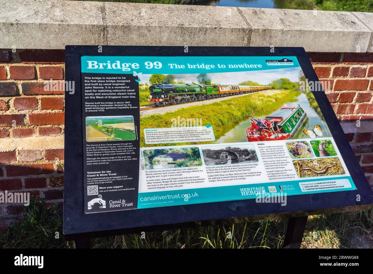 Brücke 99 "The Bridge to Nowhere" Schild entlang der Avon und Kennet Canal, Wiltshire, England, Großbritannien Stockfoto