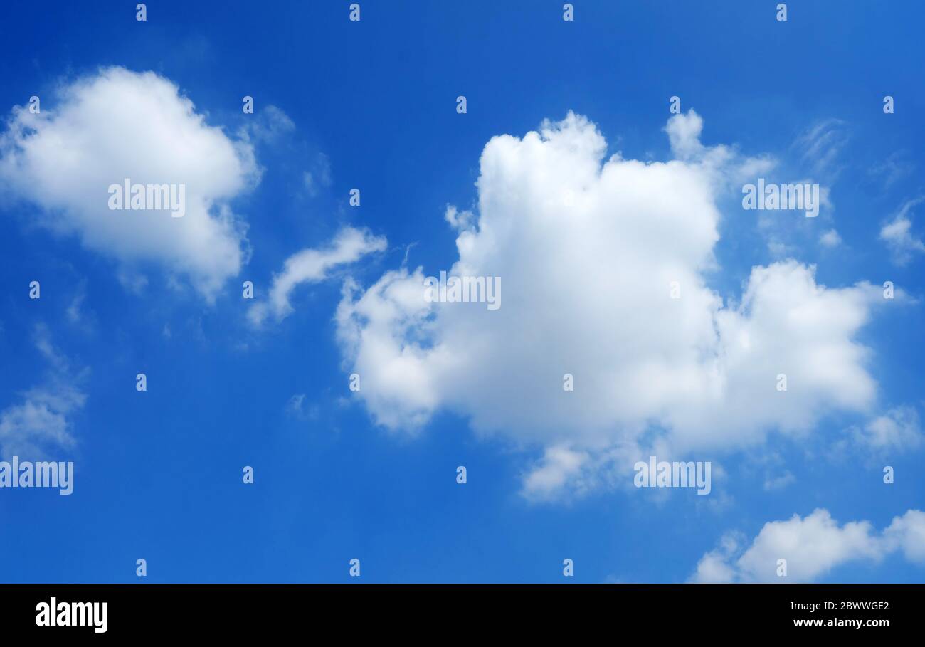 Weiße Wolke mit Cool Blue Sky Hintergrund. Stockfoto