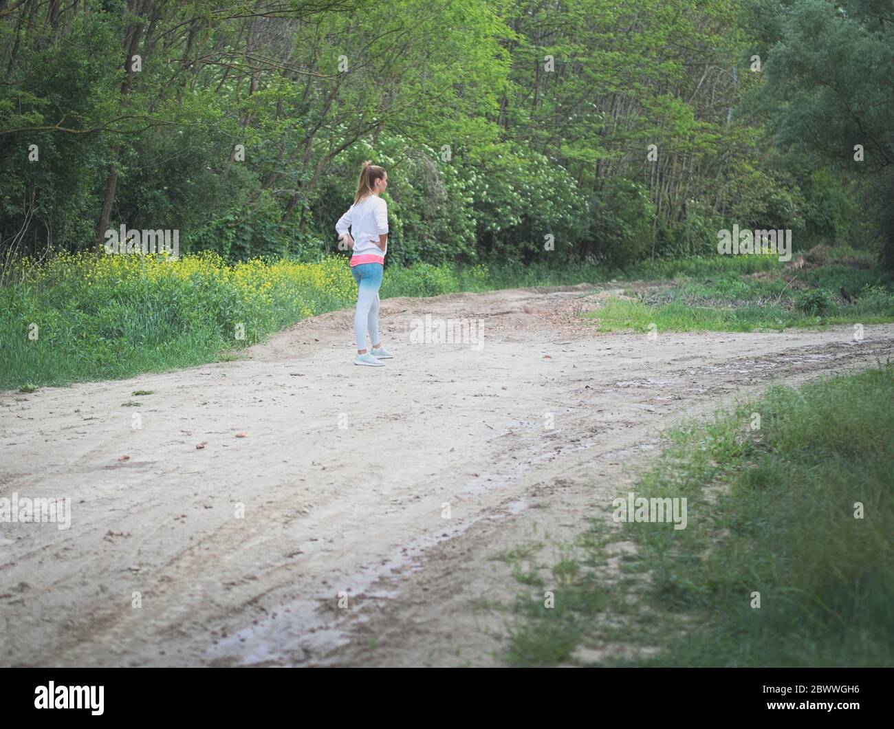 Junge Blonde Kaukasische Weibliche Forest Runner Planung Route Stockfoto