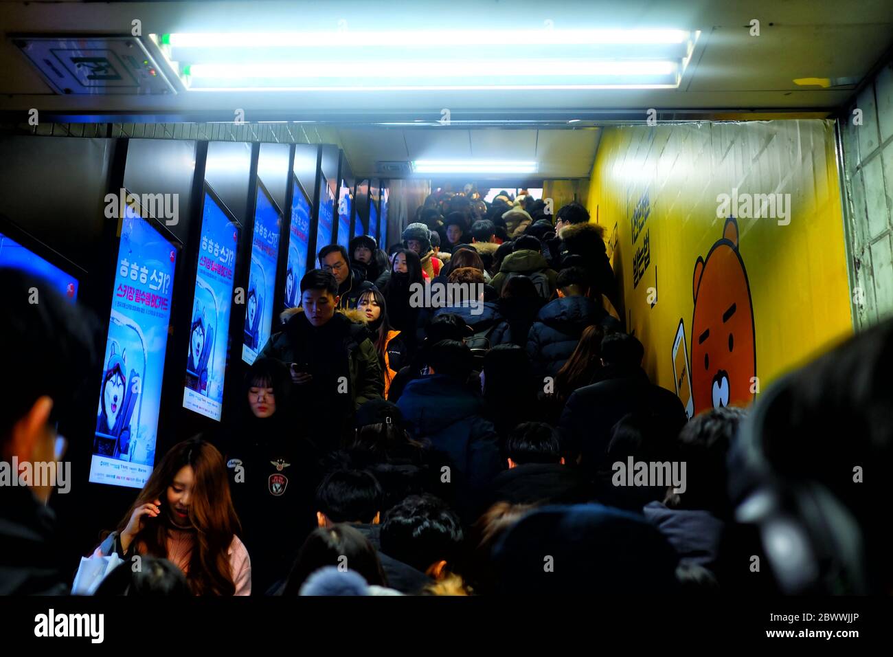 SEOUL, SÜDKOREA - 29. DEZEMBER 2018: Menschenmenge an der Hongik University Station. U-Bahn ist ein Hauptverkehrsmittel in Seoul, Südkorea. Stockfoto