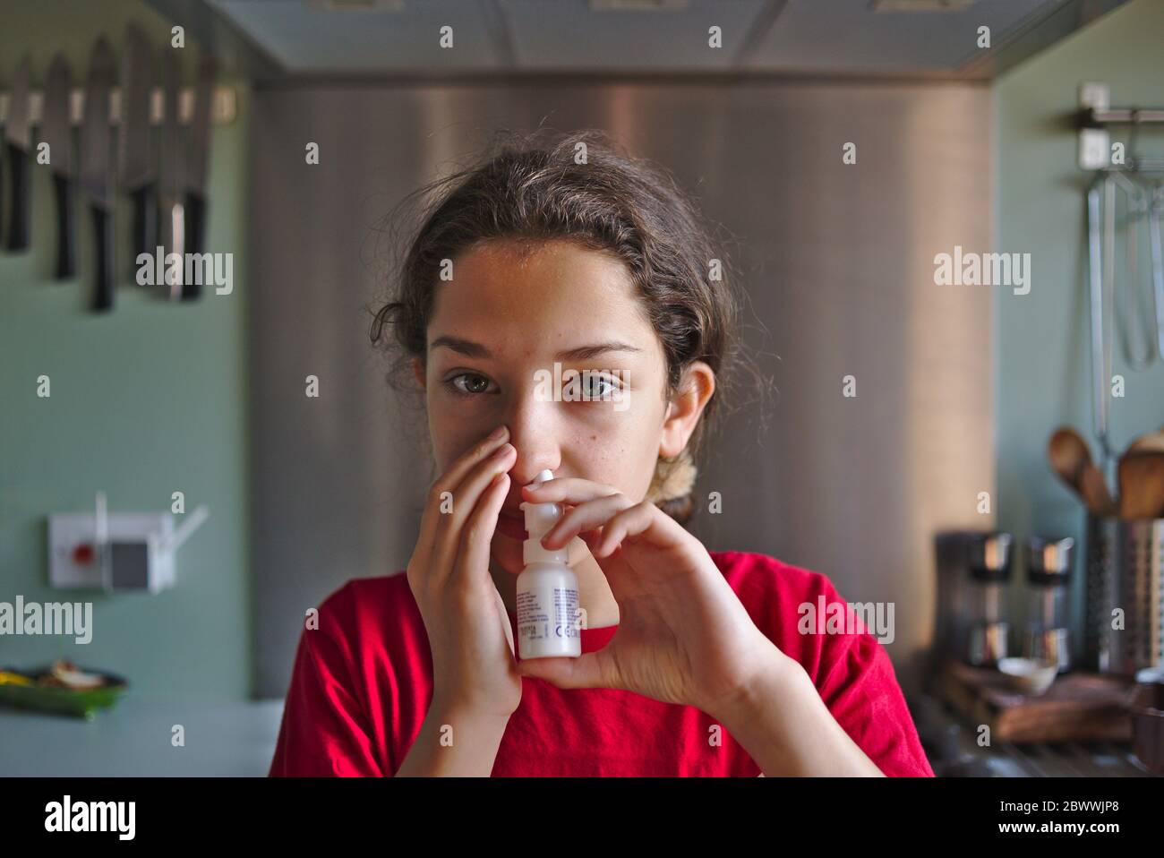Kind Heuschnupfen leiden mit Nasenspray Behandlung für einige Linderung von den Symptomen der Allergie. Stockfoto