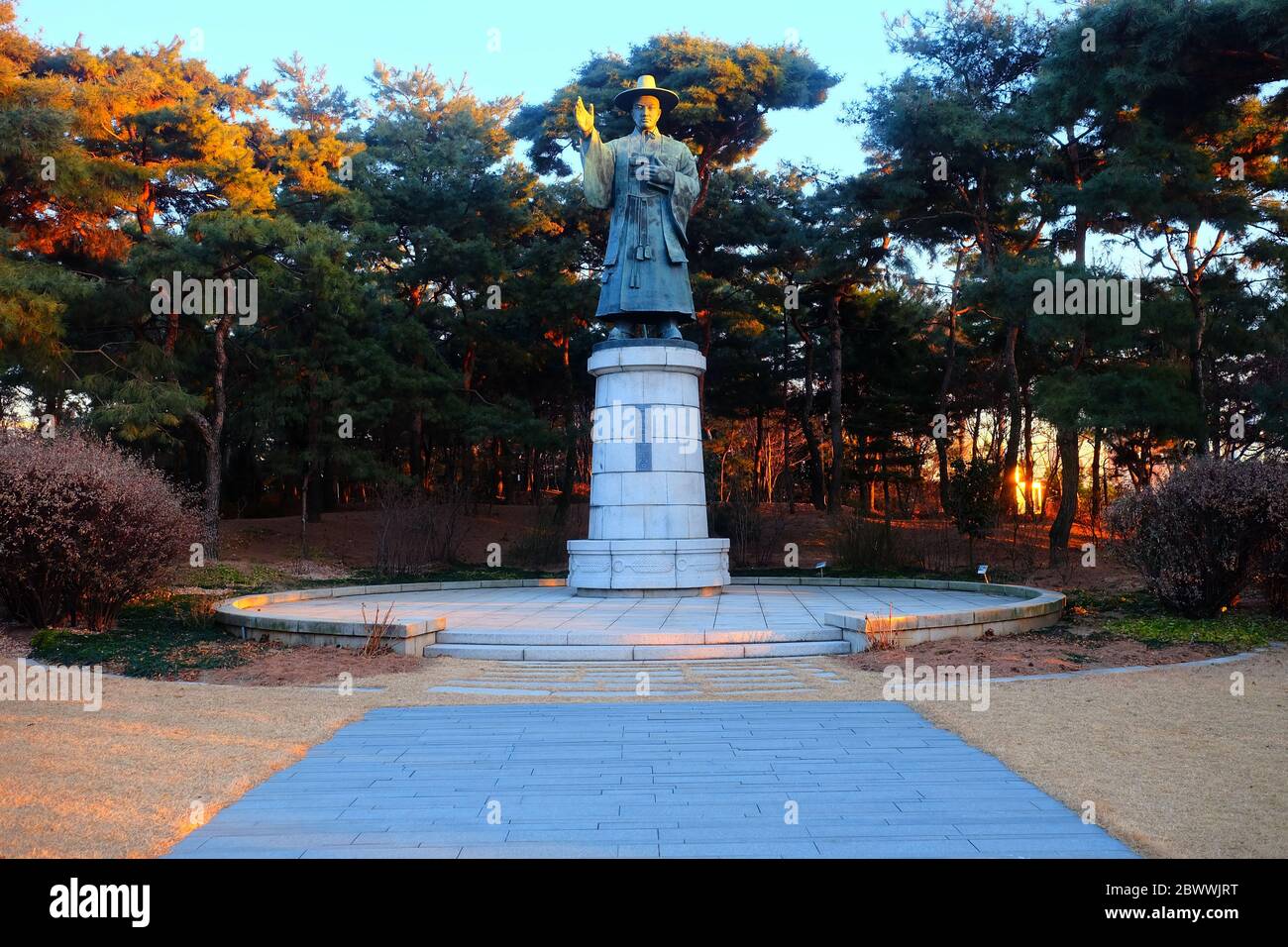 SEOUL, SÜDKOREA - 29. DEZEMBER 2018: Die Statue des heiligen Kim DAE-gon am Jeoldusan Martyrs Shrine im Winter, wo ein berühmtes Wahrzeichen von Seoul, Süd, ist Stockfoto