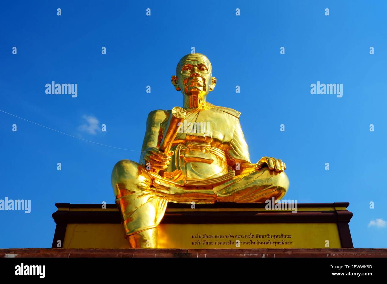 NAKHON RATCHASIMA, THAILAND - 12. JANUAR 2019: Luang Phor Koon Statue im Wat Ban Rai Tempel 2 oder Wat BU Pai Tempel wo sich in Wang Nam Khiao, Stockfoto