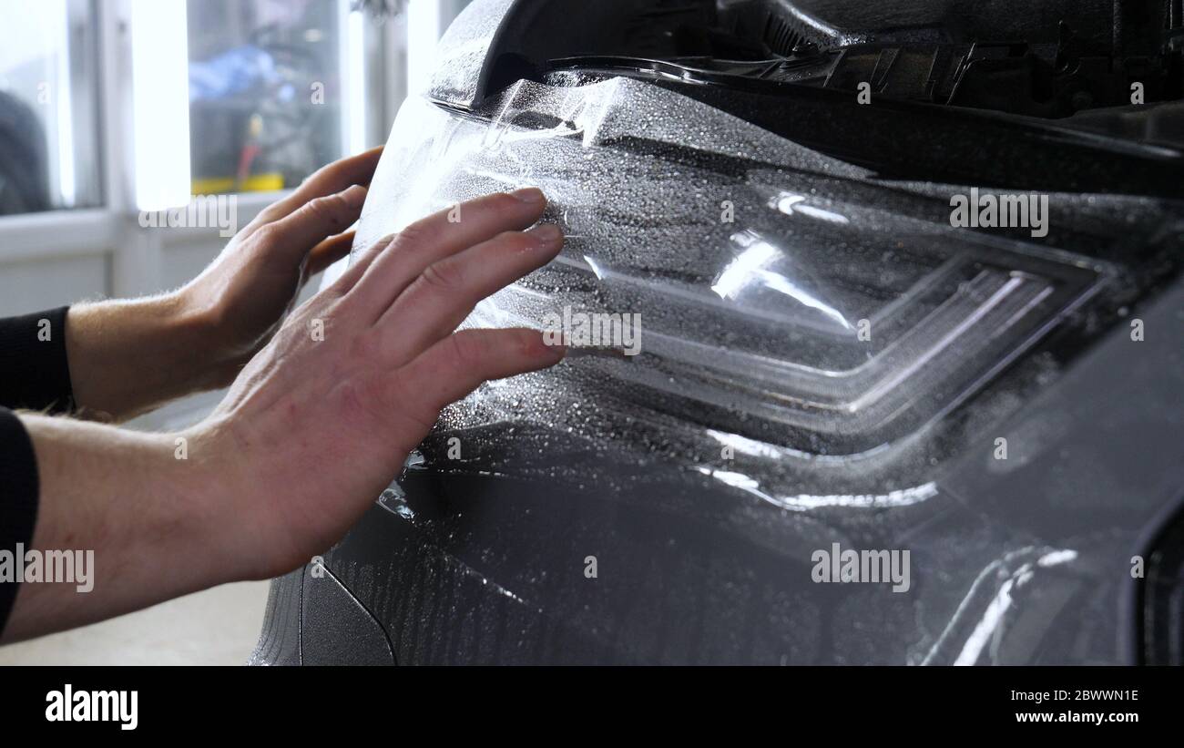 Lackschutzfolie Installation auf Seitenwand Oberfläche des  Luxus-Sportwagen. PPF ist Polyurethan-Film auf lackiert von Auto, um die  Farbe zu schützen Stockfotografie - Alamy