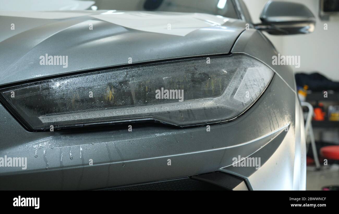 PPF-Montage am Seitenspiegel des Autos. Lackschutzfolie ist eine schützende  Polyurethan-Beschichtung für den Lack am Auto - Stockfotografie:  lizenzfreie Fotos © DedMityay 456152698