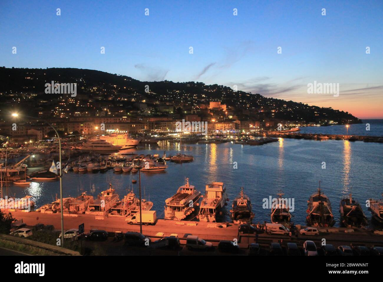 Sonnenuntergang In Porto Santo Stefano Toskana Italien Blick Auf Den Hafen Kopierbereich Stockfotografie Alamy