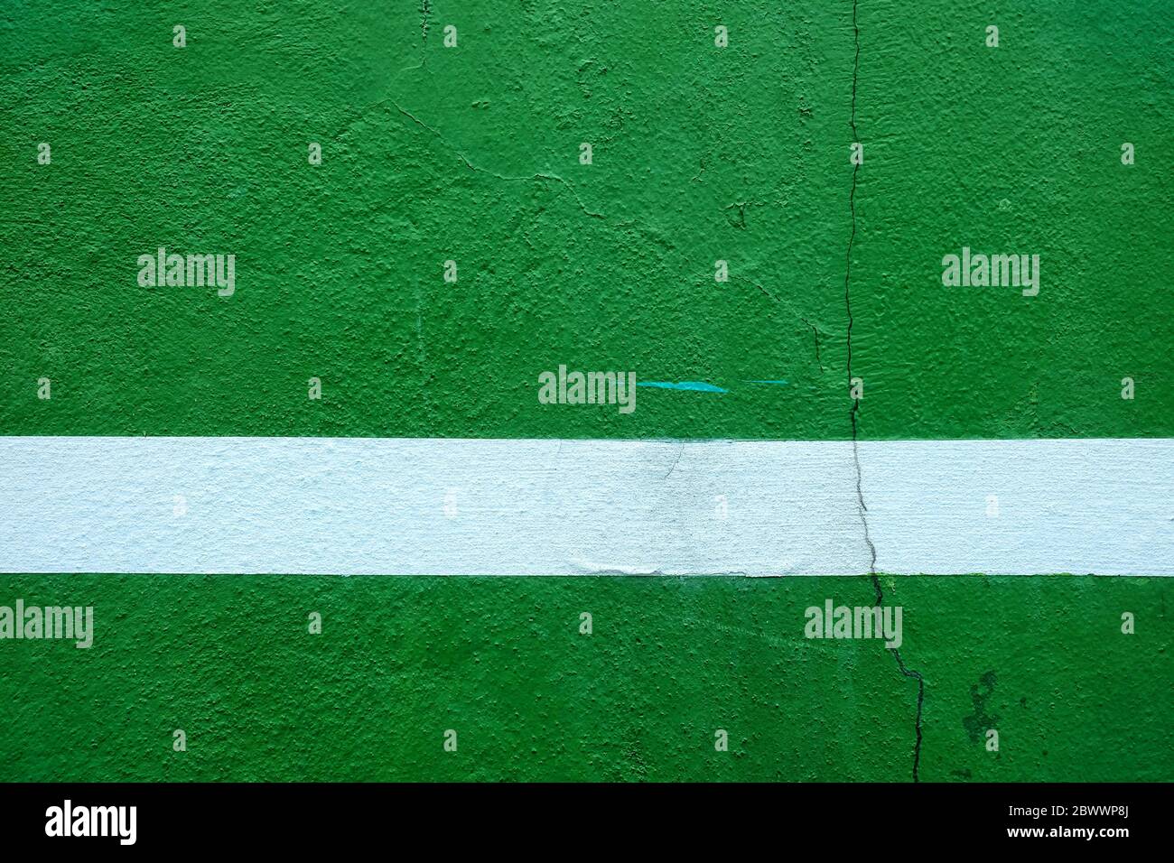 Weiße Linie auf Grün Malerei auf Beton Wand Textur Hintergrund. Stockfoto