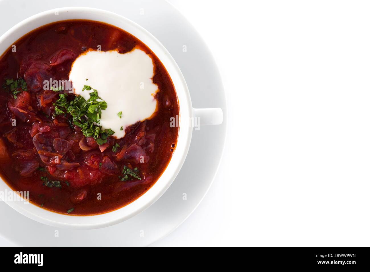 Traditionelle ukrainische russische Borsch. Rote-Bete-Suppe auf weißem Hintergrund isoliert. Draufsicht. Kopierbereich Stockfoto
