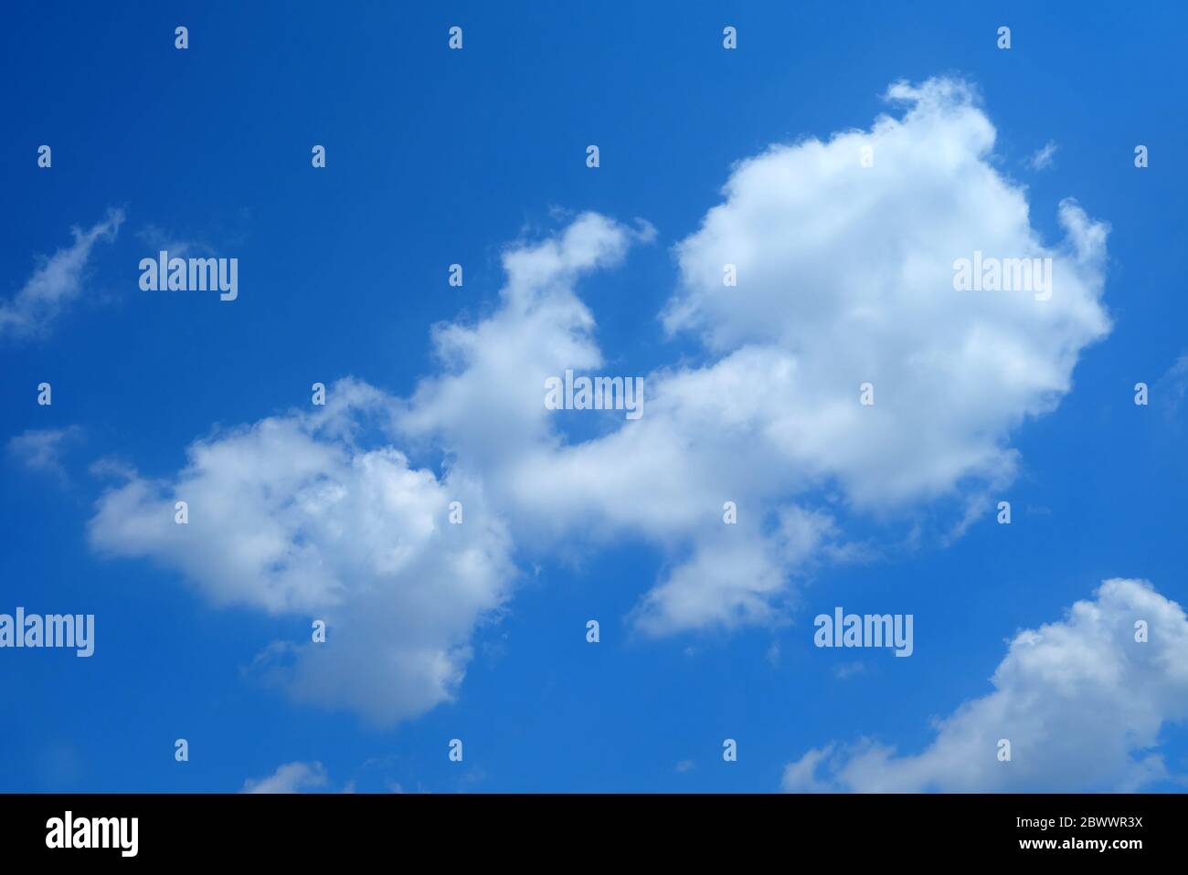 Weiße Wolke mit Cool Blue Sky Hintergrund. Stockfoto