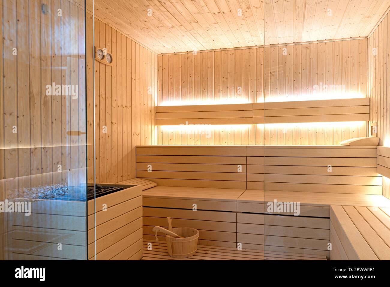 Leere Innenausstattung der traditionellen finnischen Sauna. Moderne Spa-Behandlungskabine aus Holz mit heißem Trockendampf Stockfoto