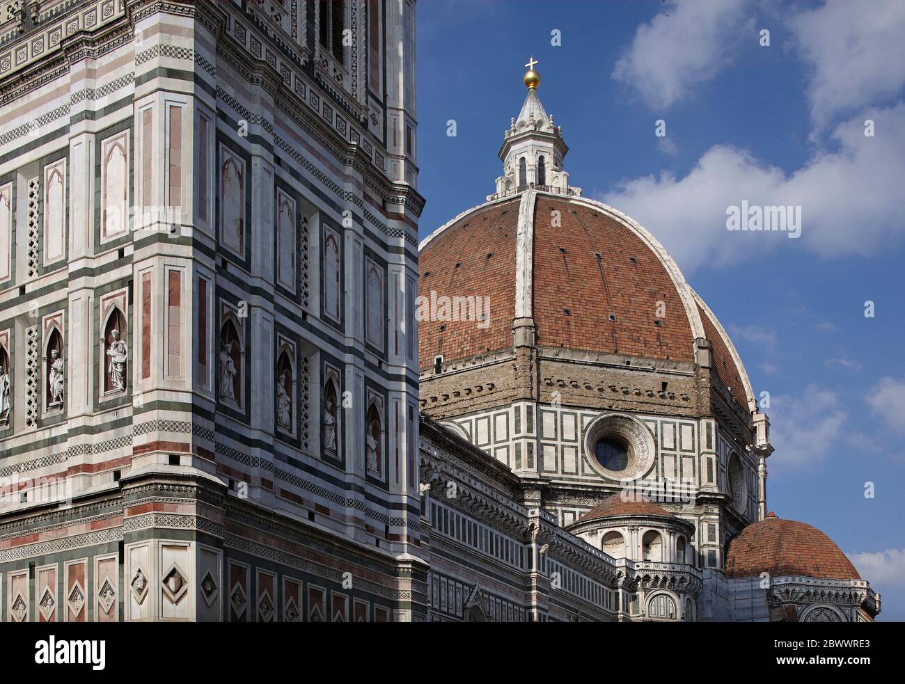 Italien, Florenz. Kathedrale Santa Maria del Fiore. Turm und Brunelleschi's Kuppel Detail. Stockfoto