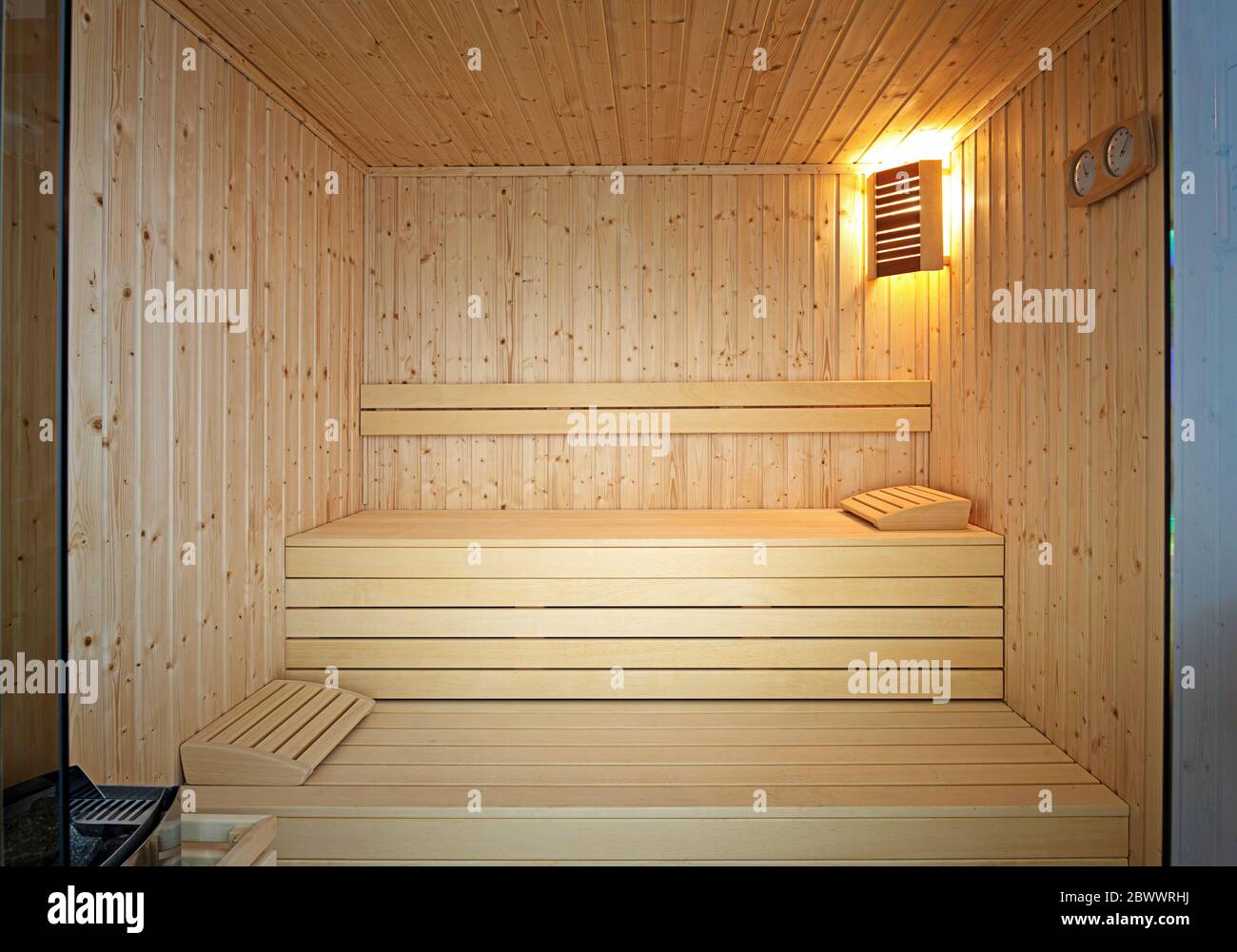 Vorderansicht der traditionellen finnischen Sauna. Leere Innenseite der hölzernen Spa-Kabine mit heißem Trockendampf Stockfoto