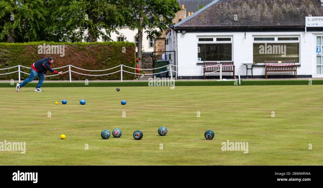 Haddington, East Lothian, Schottland, Großbritannien, 03. Juni 2020. Schottlands ältester Bowling-Club Wiedereröffnung: Schottlands ältester Bowling-Club wird wieder eröffnet, nachdem die Lockdown-Beschränkungen gelockert wurden. Der Verein feierte 2009 sein 300-jähriges Bestehen und hat rund 75 Vollmitglieder. Im Bild: Mark McWilliams, einer der ersten vier Clubmitglieder, die heute nach der Schließung des Clubs im September auf dem Grün spielen Stockfoto