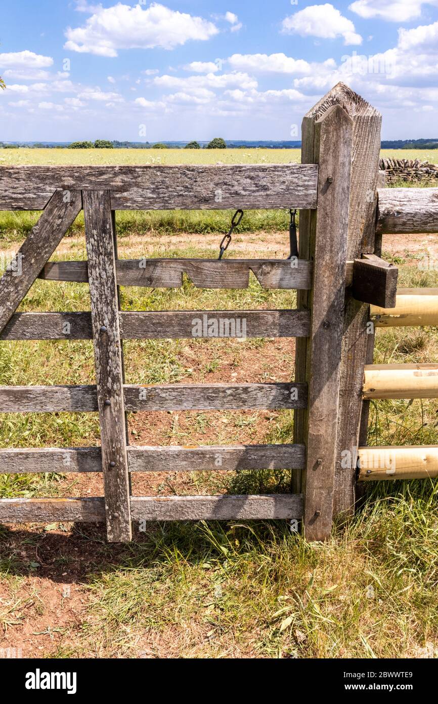 Eine ungewöhnliche Torverriegelung neben Ryknild Street oder Icknield Street (lokal Condicote Lane) eine römische Straße südlich des Cotswold Dorf Condicote. Stockfoto