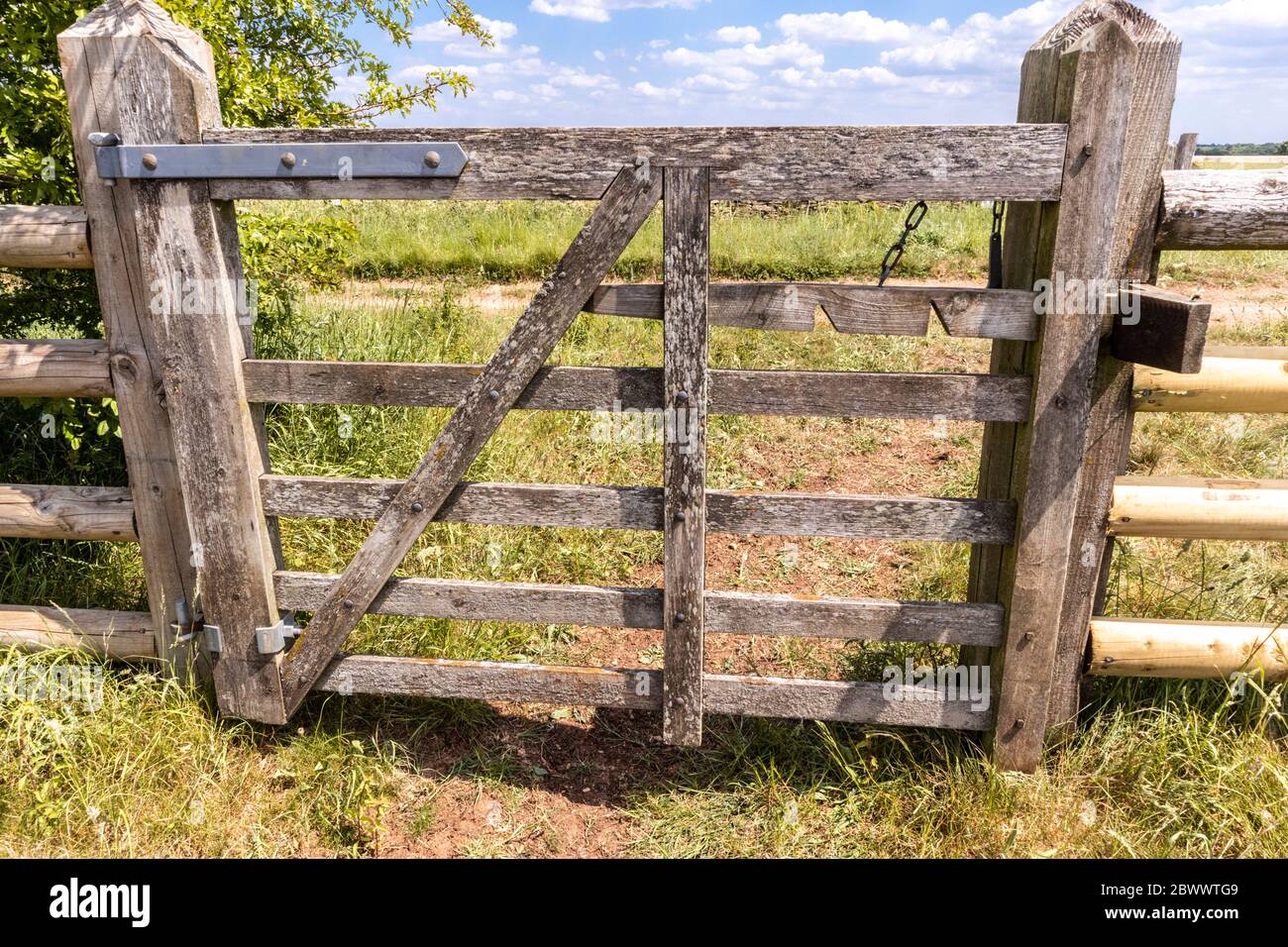 Eine ungewöhnliche Torverriegelung neben Ryknild Street oder Icknield Street (lokal Condicote Lane) eine römische Straße südlich des Cotswold Dorf Condicote. Stockfoto