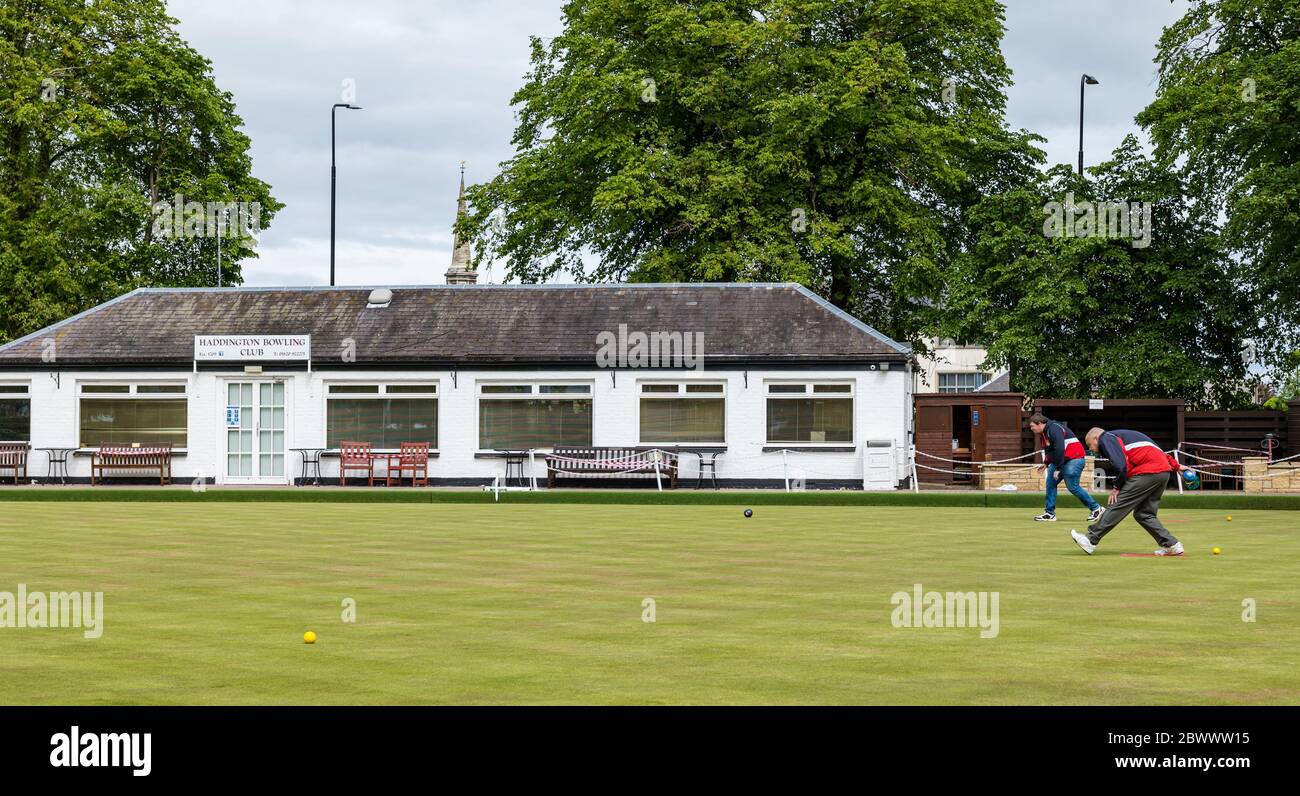 Haddington, East Lothian, Schottland, Großbritannien, 03. Juni 2020. Schottlands ältester Bowling-Club Wiedereröffnung: Schottlands ältester Bowling-Club wird wieder eröffnet, nachdem die Lockdown-Beschränkungen gelockert wurden. Der Verein feierte 2009 sein 300-jähriges Bestehen und hat rund 75 Vollmitglieder. Im Bild: Mark McWilliams und Scott Milne, zwei von vier Clubmitgliedern, die heute nach der Schließung des Clubs im September zum ersten Mal auf dem Grün spielen Stockfoto