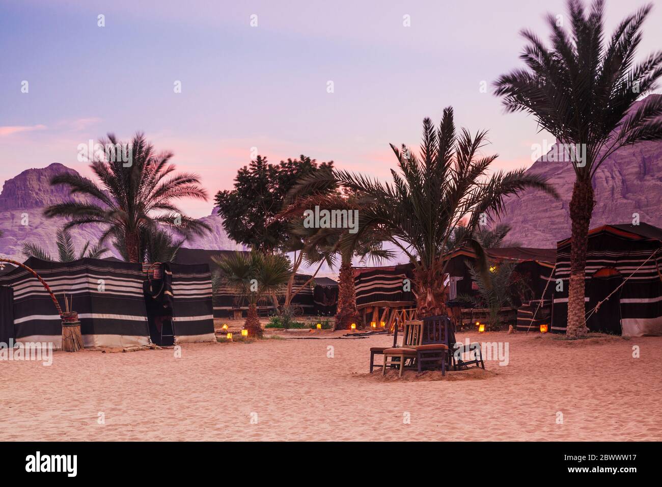 Ein touristisches beduinenlager in der jordanischen Wüste im Wadi Rum bei Petra. Stockfoto