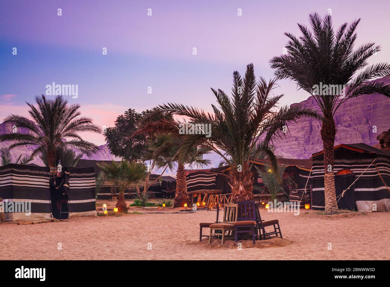 Ein touristisches beduinenlager in der jordanischen Wüste im Wadi Rum bei Petra. Stockfoto