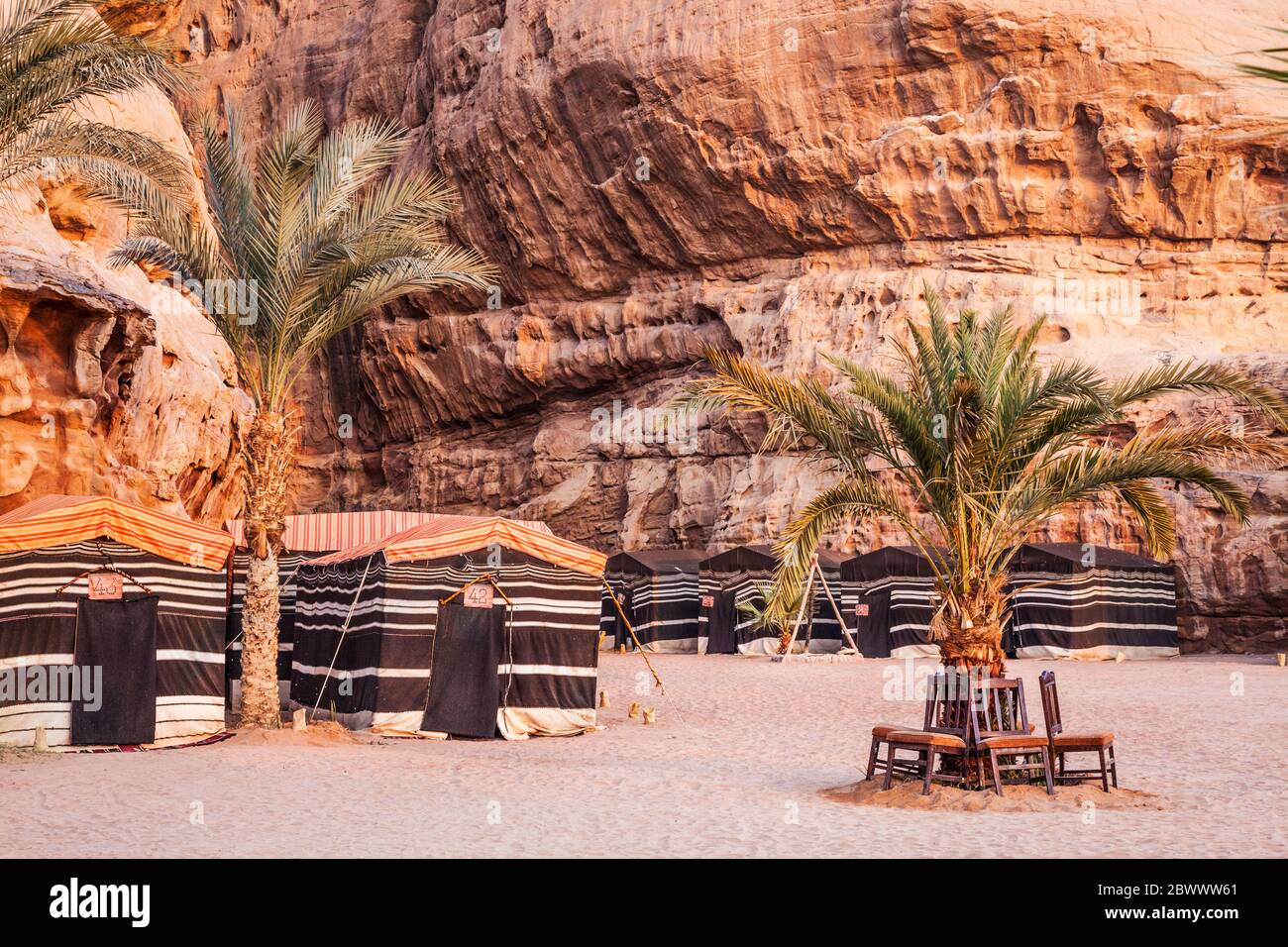 Ein touristisches beduinenlager in der jordanischen Wüste im Wadi Rum bei Petra. Stockfoto
