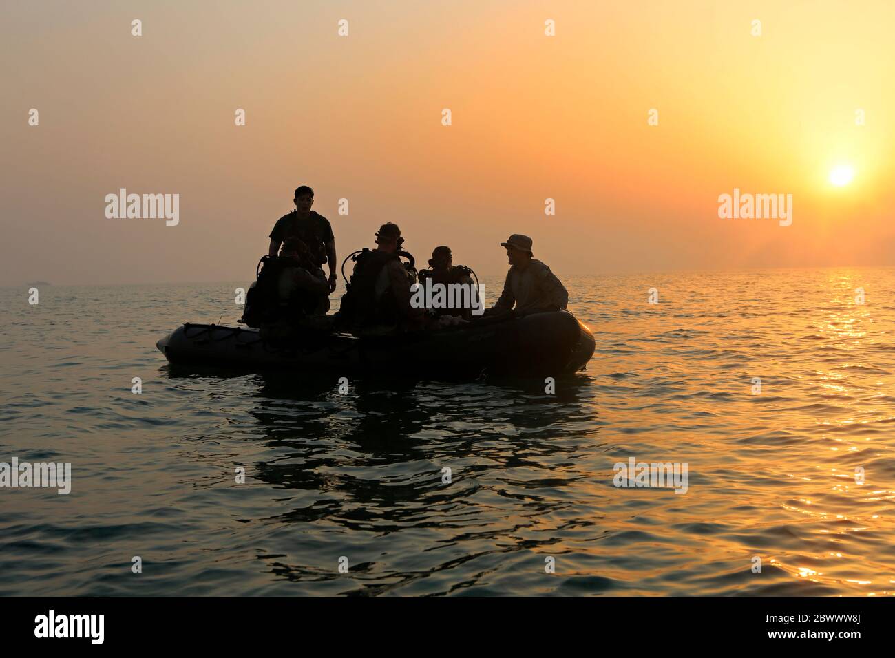 US-Marines, die der Maritime RAID Force, 26. Marine Expeditionary Unit, zugewiesen sind, bereiten sich auf das Tauchen bei Sonnenuntergang von einem Gummiraidschiff während des Nachhaltigkeitstrainings am 25. Mai 2020 im Arabischen Golf vor. Stockfoto