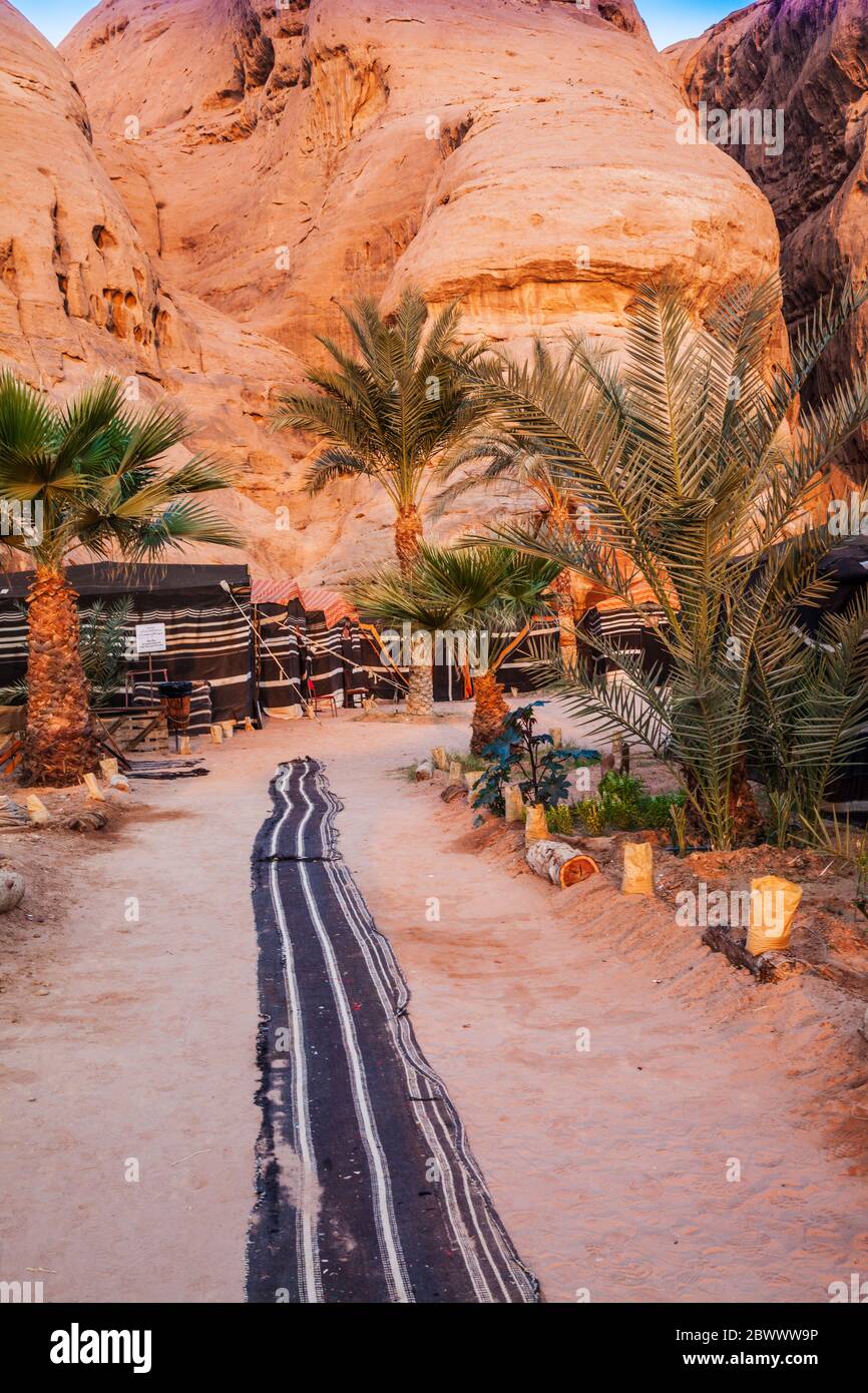 Ein touristisches beduinenlager in der jordanischen Wüste im Wadi Rum bei Petra. Stockfoto