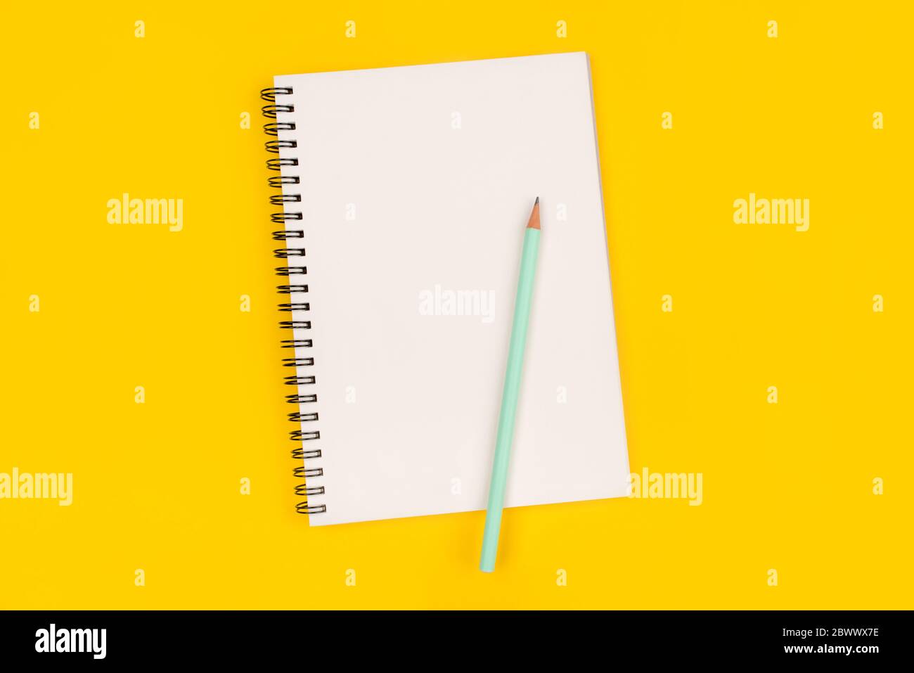 Leeren Notizbuch und Bleistift auf gelbem Hintergrund, Ansicht von oben. Stockfoto
