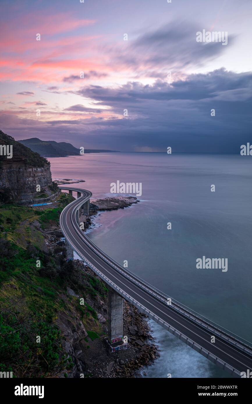 Sea Cliff Bridge auf der Grand Pacific Drive in NSW, Australien, bei Sonnenuntergang. Stockfoto
